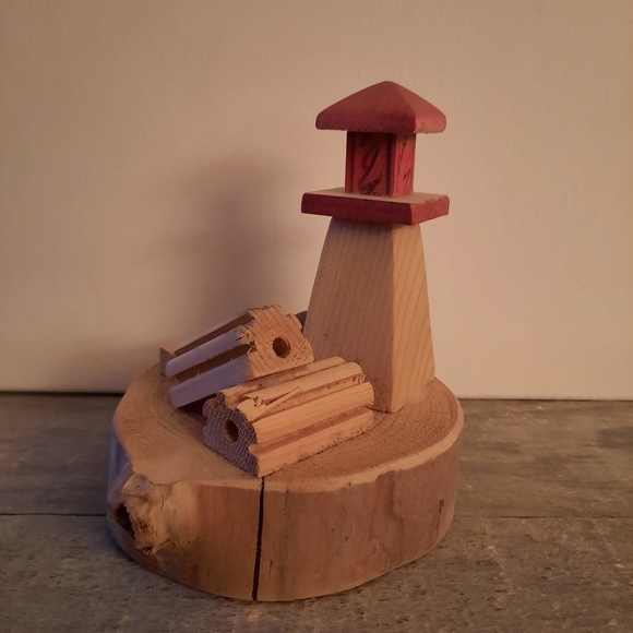 Vintage Wooden East Coast Lighthouse - Picture 4 of 10